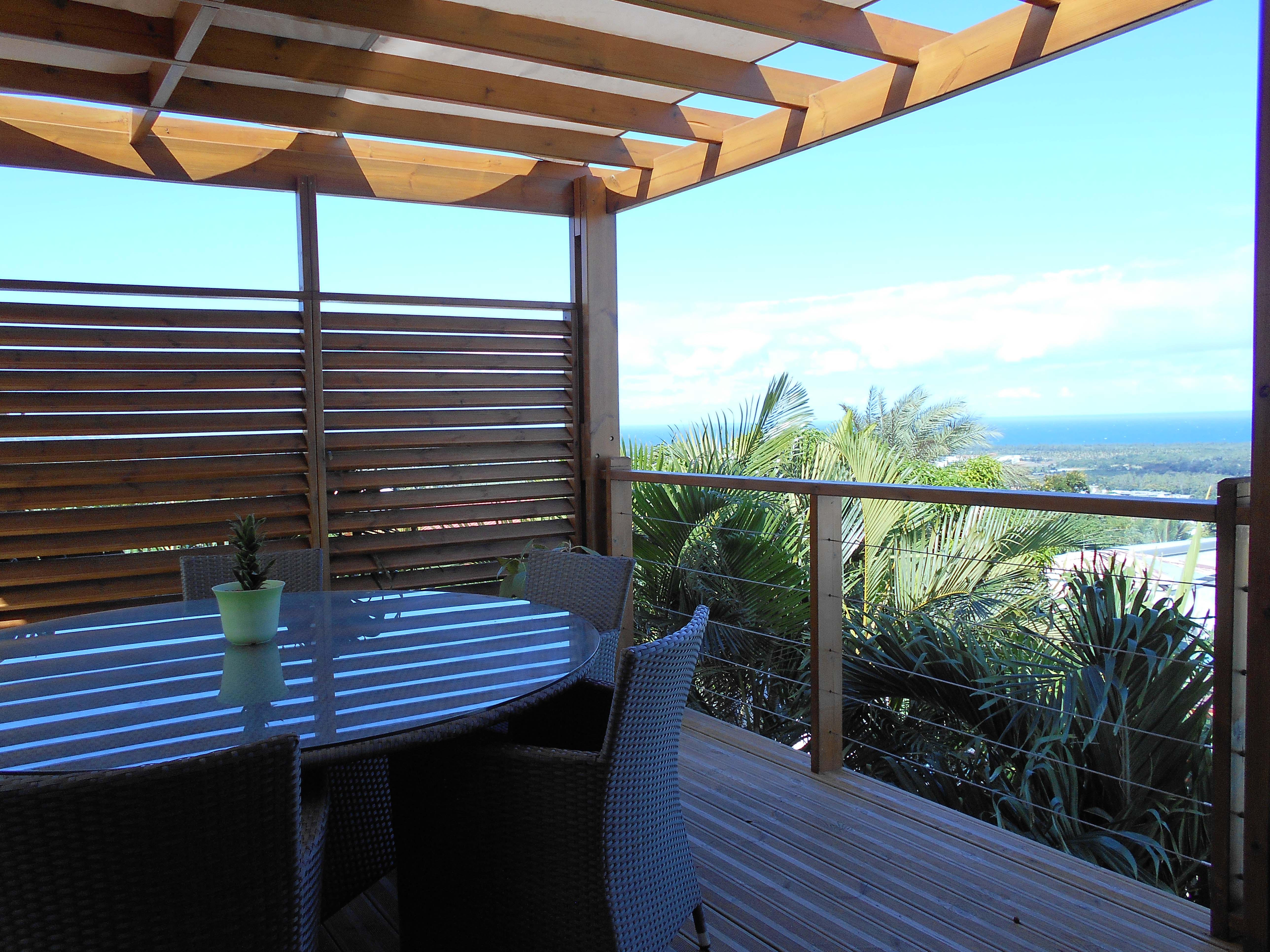 Une terrasse sous varangue vous offre la vue sur mer.Espace privilégié pour partager tous les moments de détente.